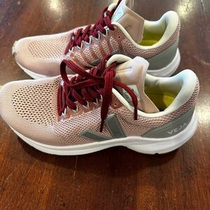 Conscious VEJA Marlin Lite V-knit sneakers size 8